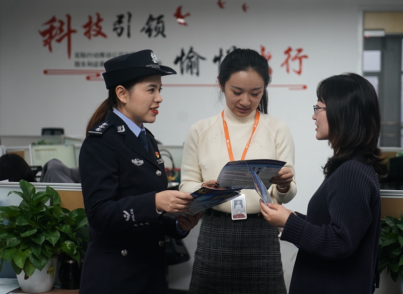 南京：民警送法宣传进企业