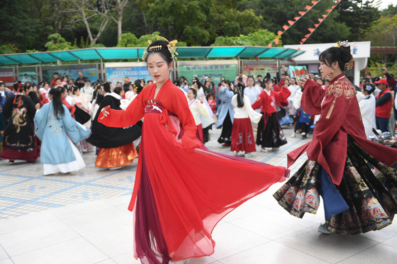 福州:汉服游园迎冬至