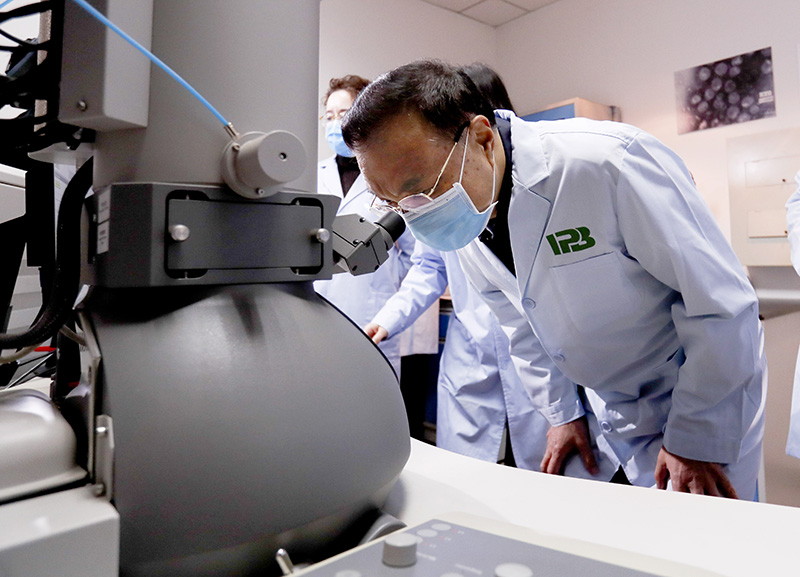 李克强考察中国医科院:早一天发现有效药,这个病毒就不可怕了