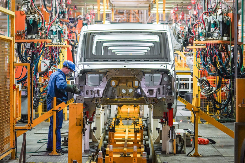 3月11日,南京依维柯汽车有限公司桥林厂区的工人在焊装车间作业.