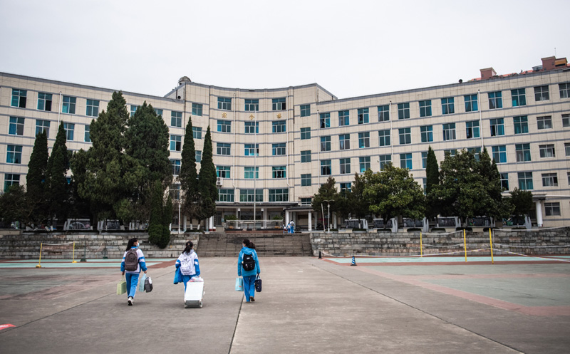 3月15日,乌当中学高三学生走向教学楼.