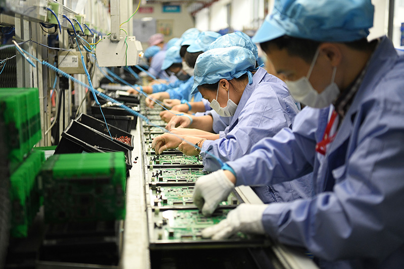 工人在深圳光明区普联技术有限公司出口产品生产车间作业(3月12日摄).