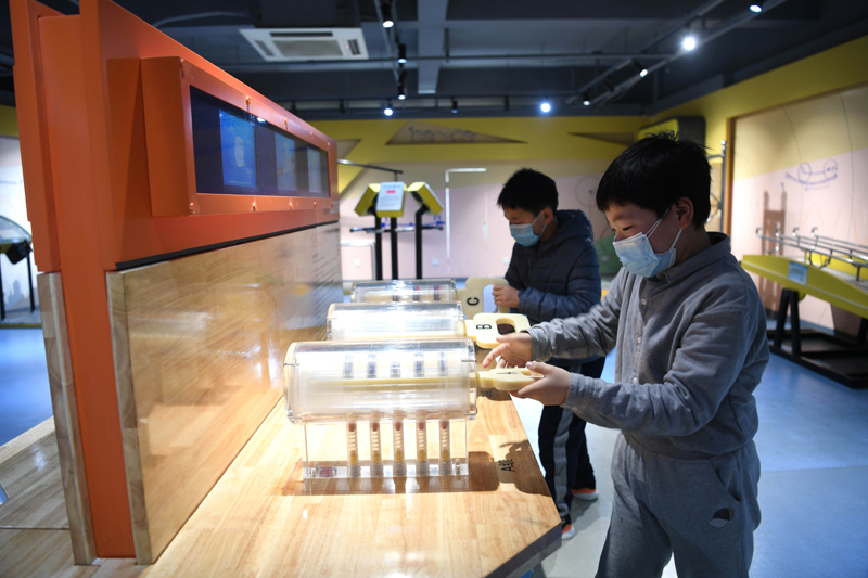 合肥:停课不停学 科技馆里学知识