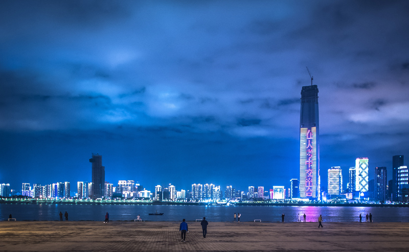 武汉:江滩夜色重现 生活逐步复原