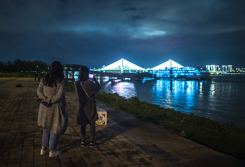 武汉：江滩夜色重现 生活逐步复原