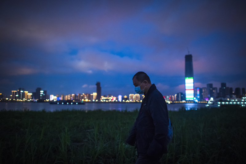 武汉:江滩夜色重现 生活逐步复原
