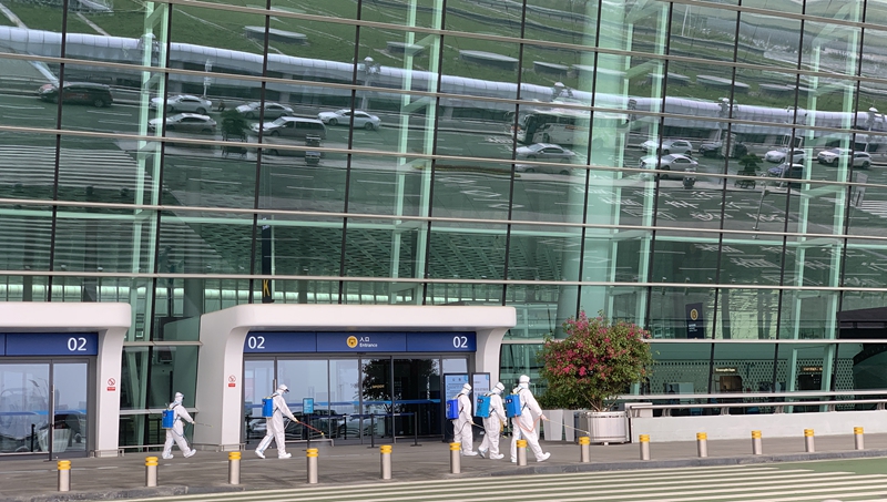 4月3日,消防队员在武汉天河国际机场t3航站楼外进行消杀作业(手机