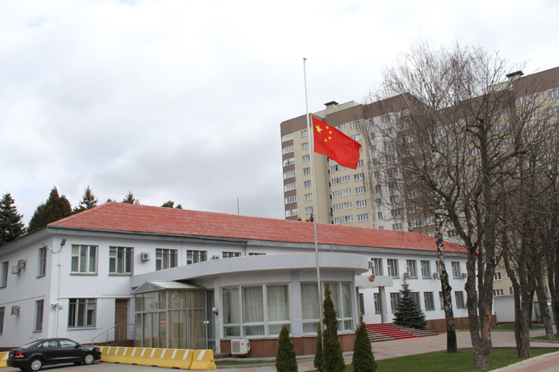 4月4日,在白俄罗斯首都明斯克,中国驻白俄罗斯大使馆下半旗志哀.