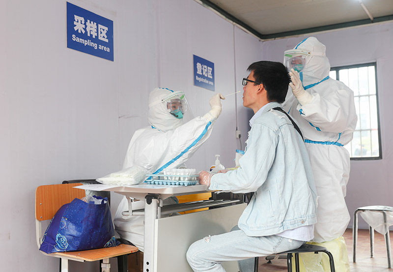 上海开展企事业单位员工核酸检测保障复工复产
