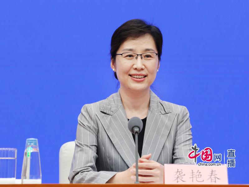 新闻办新闻局副局长、新闻发言人袭艳春主持吹风会