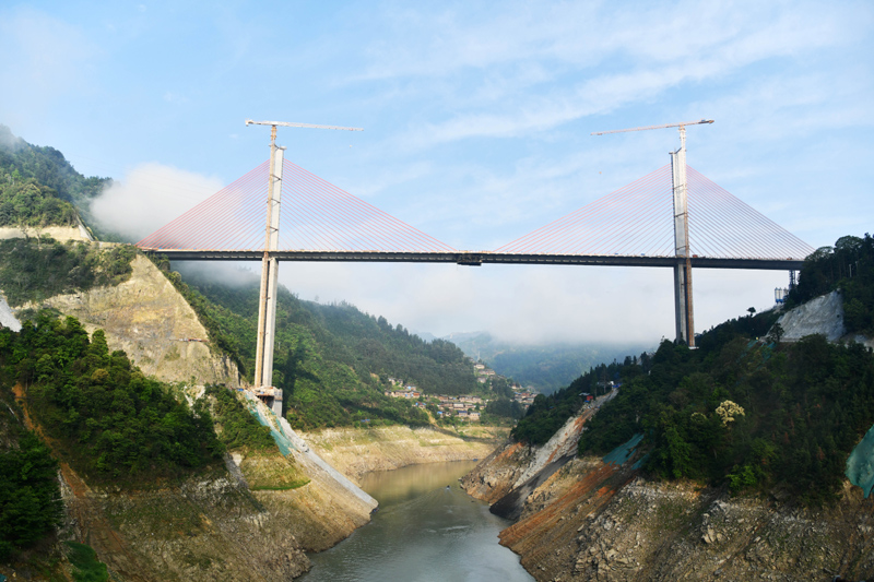 承建的贵州剑河至榕江高速公路控制性工程——清水江特大桥顺利合龙