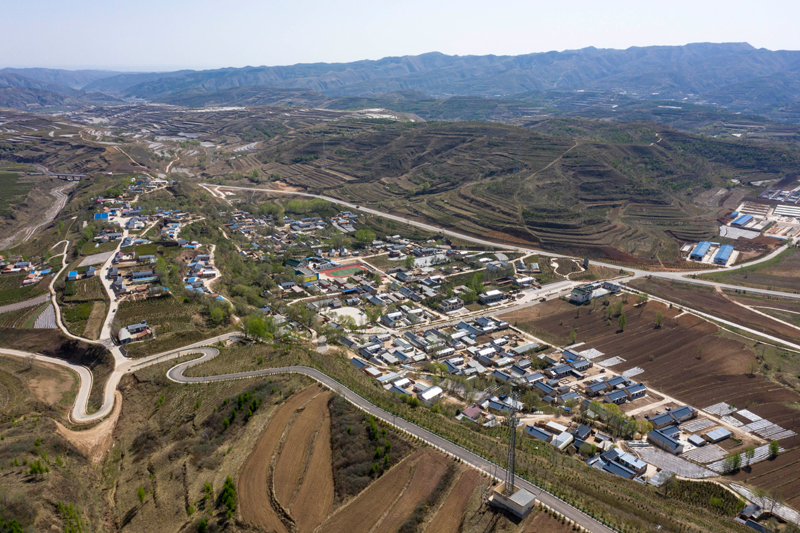 这是4月30日拍摄的宁夏固原市泾源县大湾乡杨岭村(无人机照片.
