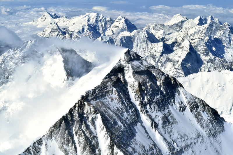 珠穆朗玛峰是世界上最高的山峰.这里是冰雪的世界,风景十分壮观.