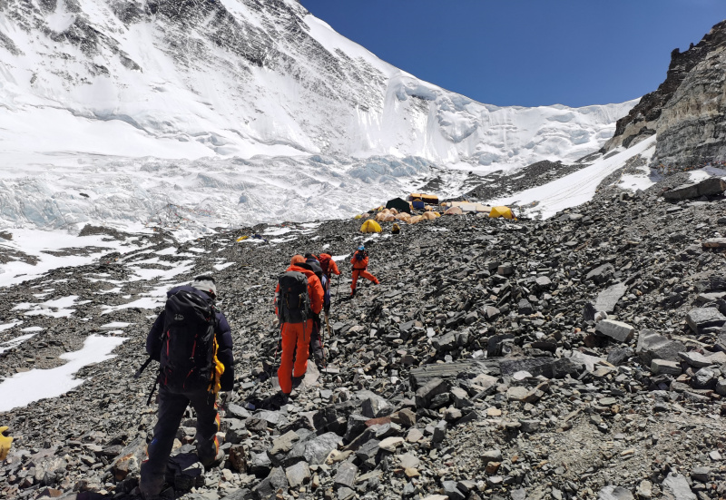 2020珠峰高程测量登山队抵达海拔6500米的前进营地