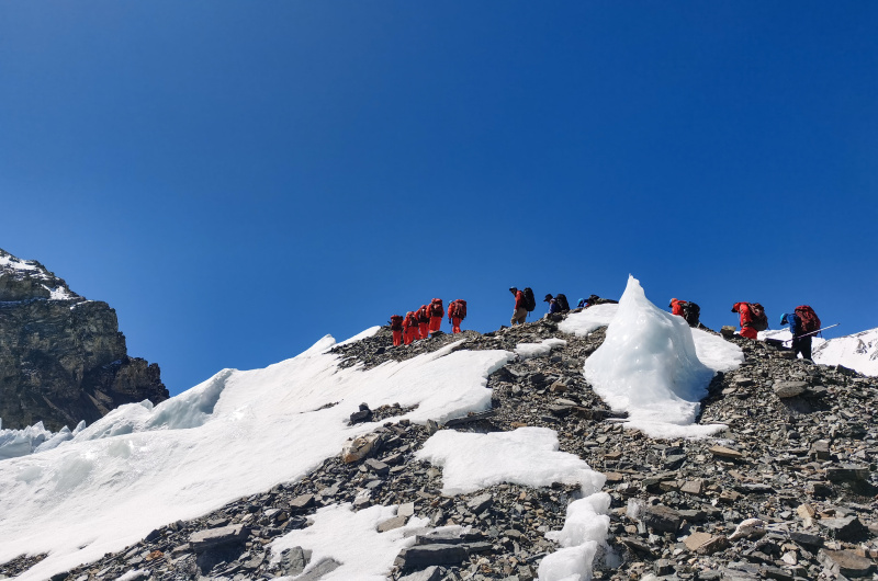 2020珠峰高程测量登山队抵达海拔6500米的前进营地