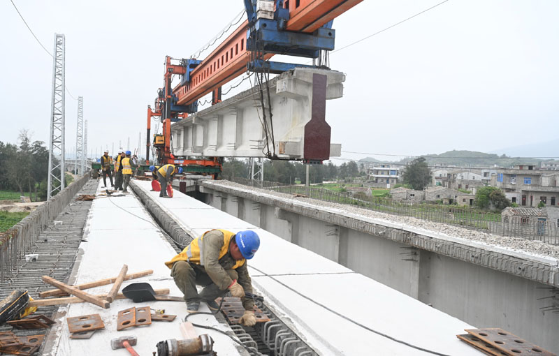 5月20日,福平铁路洋中特大桥最后一片t型梁在架设中.