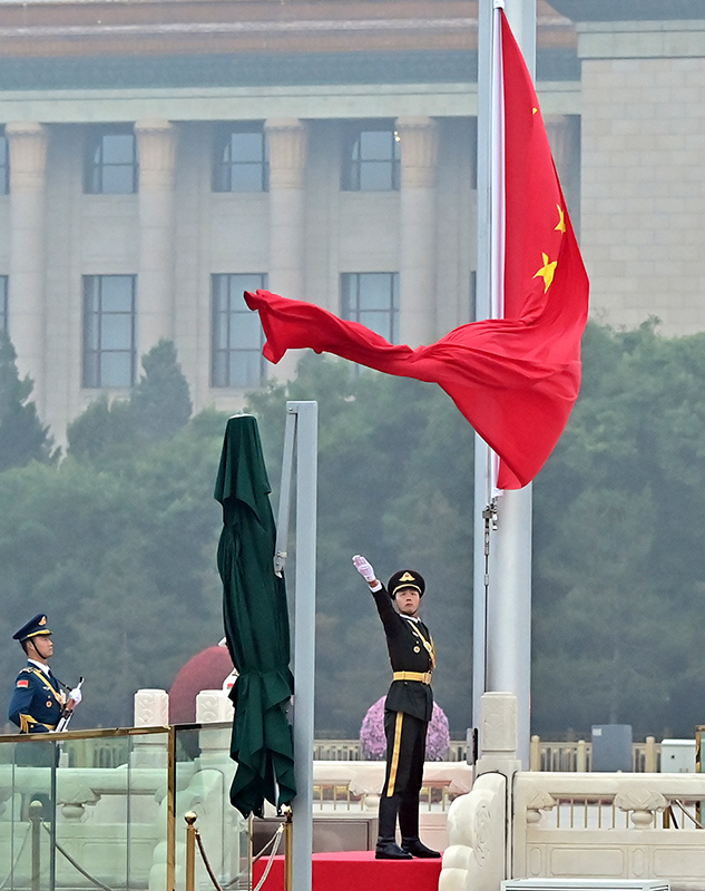 焦点视频 不得不看 威武昂扬的广场升国旗典礼！