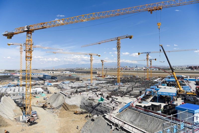 这是5月23日拍摄的乌鲁木齐机场改扩建工程施工现场.