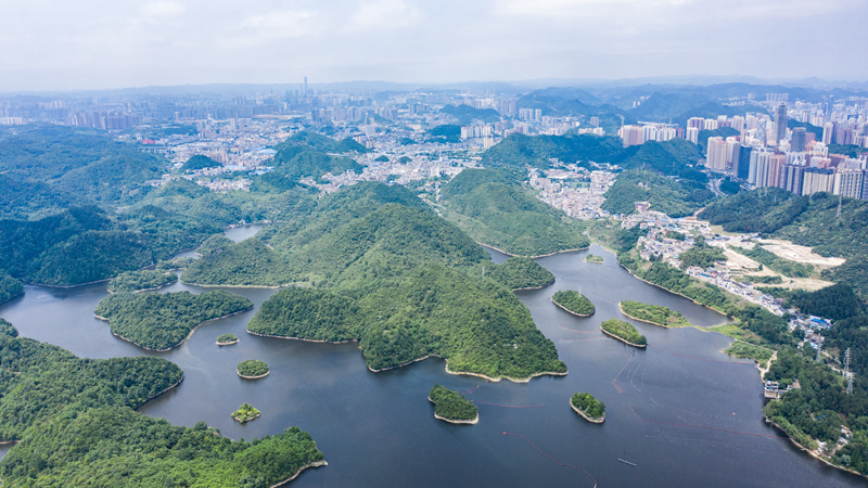 初夏阿哈湖