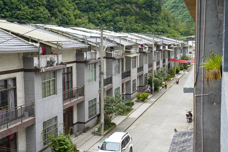 这是5月28日在岚天乡岚溪村一个居民点拍摄的参与"民房变民宿"项目的