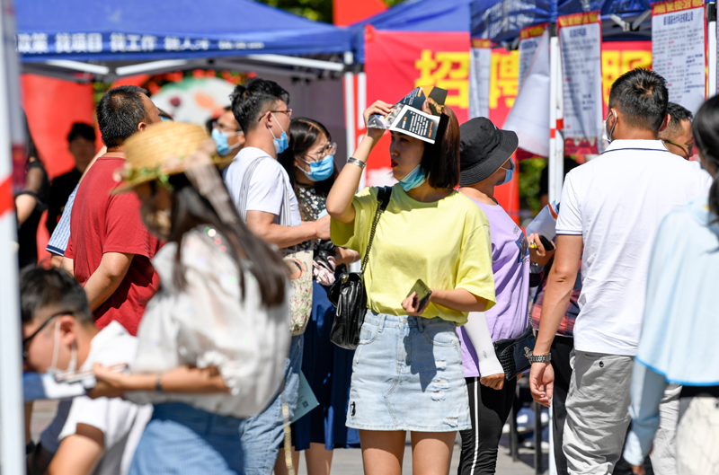 银川举行公益性招聘会
