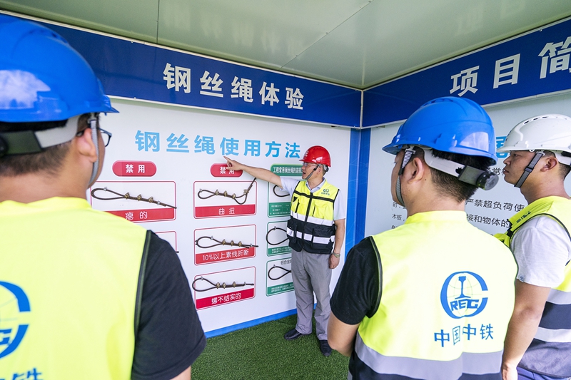 武汉:安全培训进工地
