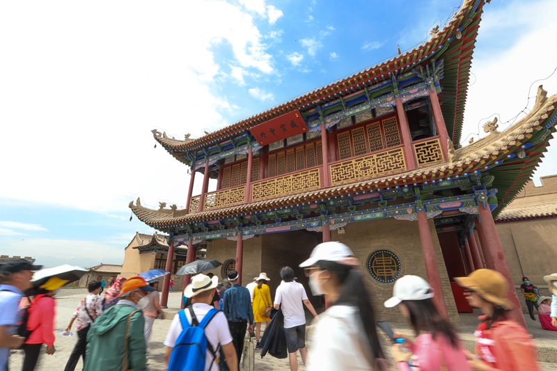 甘肃嘉峪关：暑期旅游热