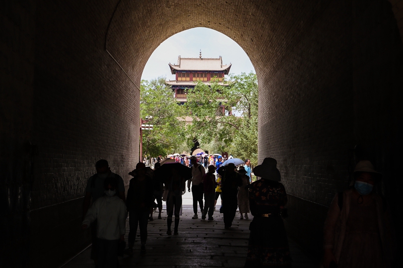 甘肃嘉峪关：暑期旅游热