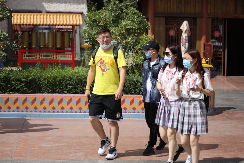 甘肃嘉峪关：暑期旅游热