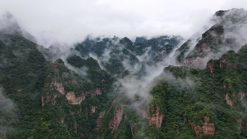 云雾缭绕紫金山