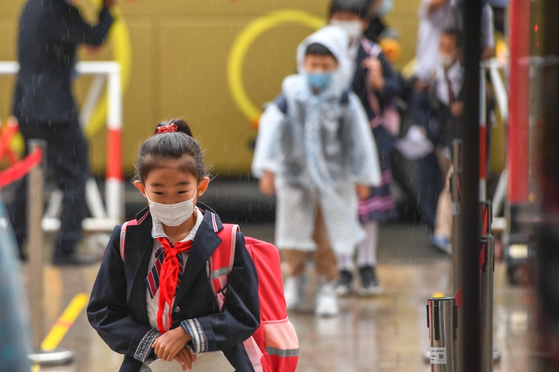 长春：雨中迎开学