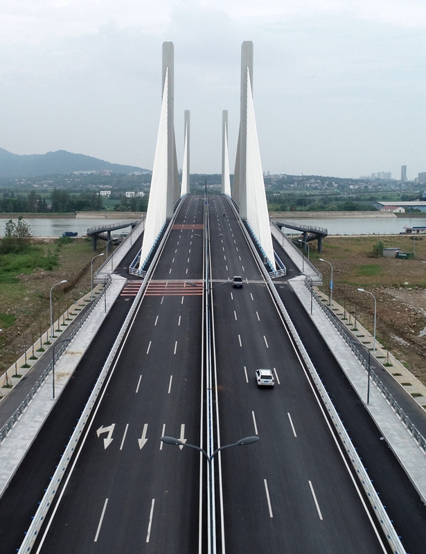 安徽巢湖：裕溪河特大桥建成通车