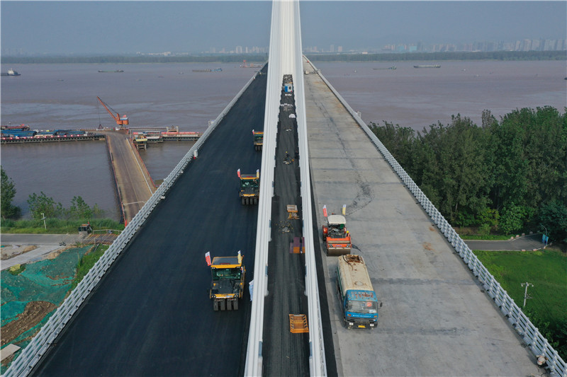 南京长江第五大桥进入跨江主桥桥面铺装阶段