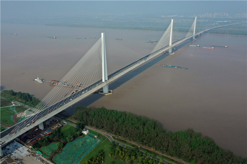 南京长江第五大桥进入跨江主桥桥面铺装阶段