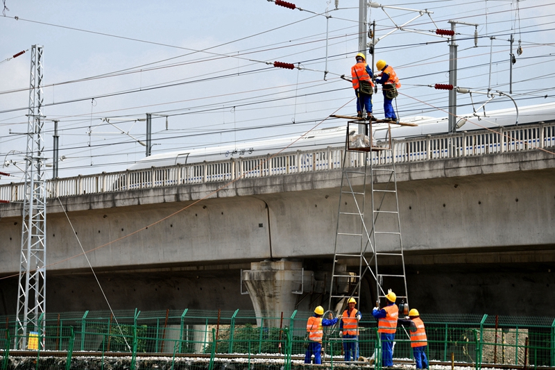 铁路建设施工忙