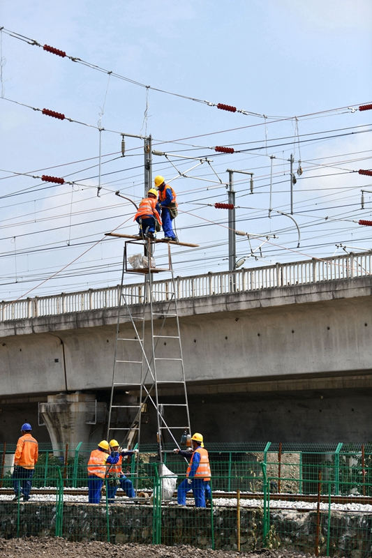 铁路建设施工忙