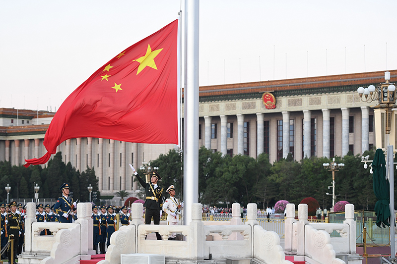 天安门广场举行升旗仪式