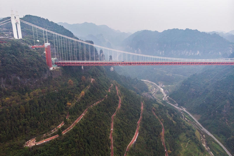 彩装扮靓盘山路