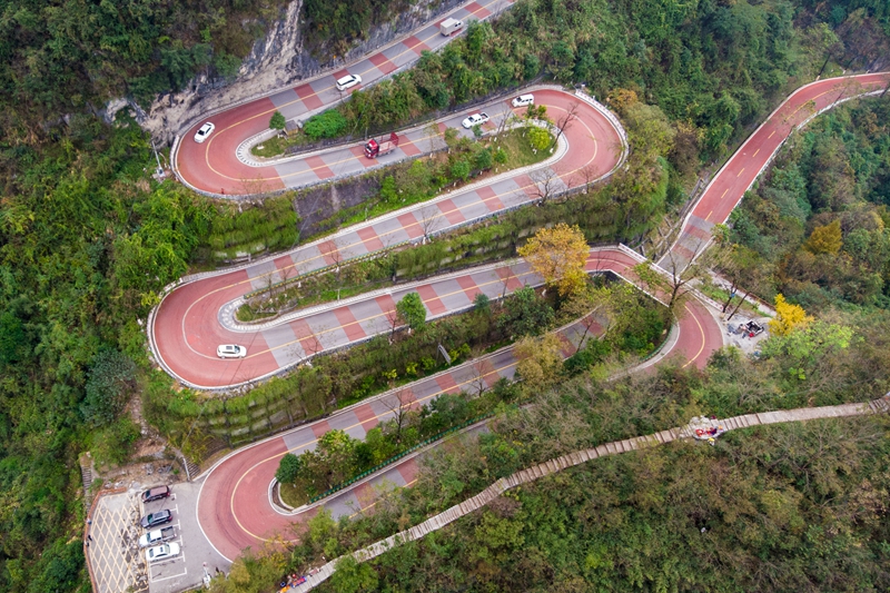 彩装扮靓盘山路