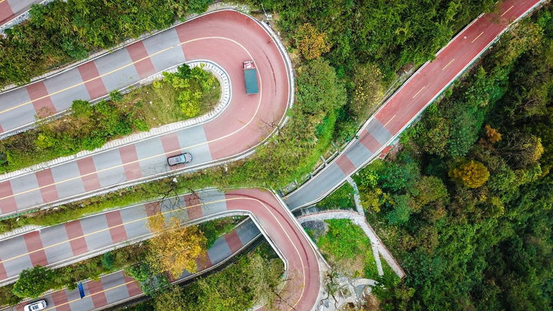 彩装扮靓盘山路