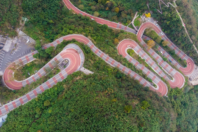 彩装扮靓盘山路