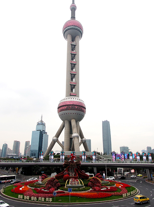 “浦东开发开放30周年”大型立体花坛现身上海街头