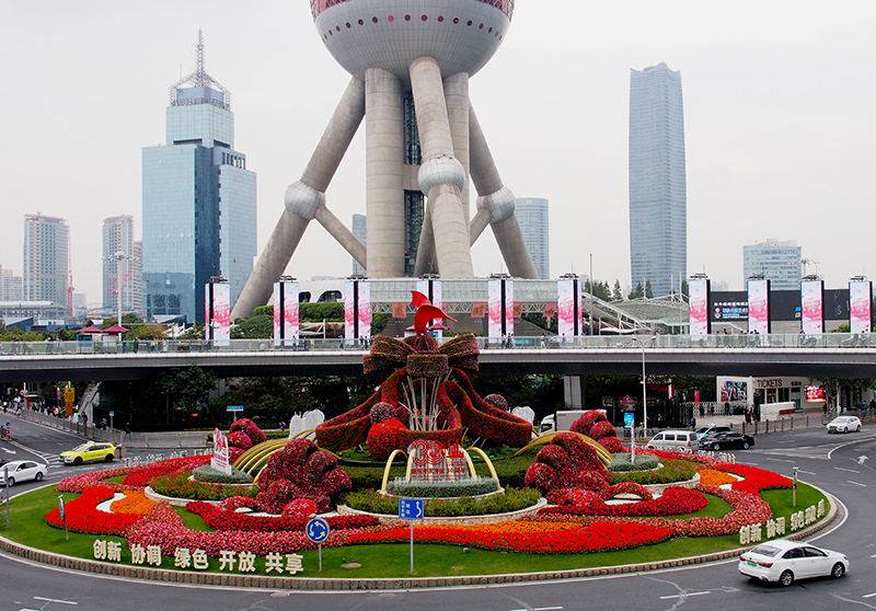“浦东开发开放30周年”大型立体花坛现身上海街头