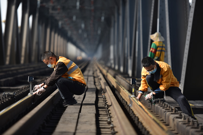 湖北武汉：加强钢轨检查力度 确保运输安全