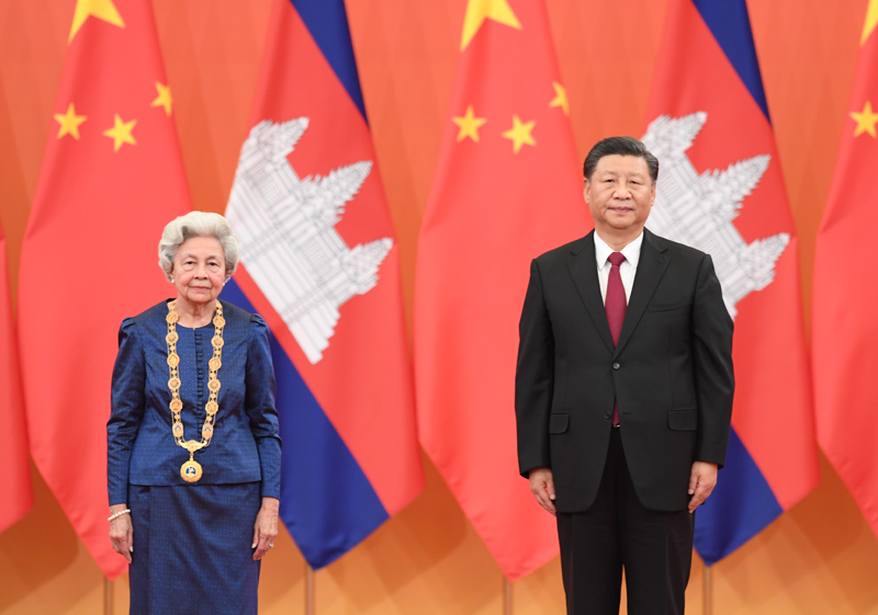 習(xí)近平為柬埔寨太后莫尼列舉行中華人民共和國(guó)“友誼勛章”頒授儀式
