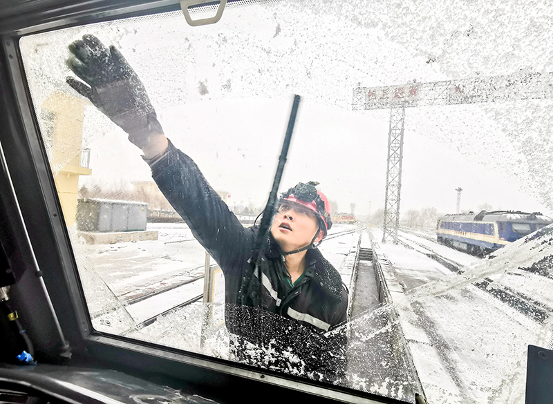 内蒙古赤峰：雪中保畅通