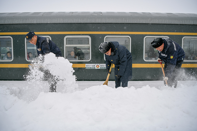 内蒙古赤峰：雪中保畅通