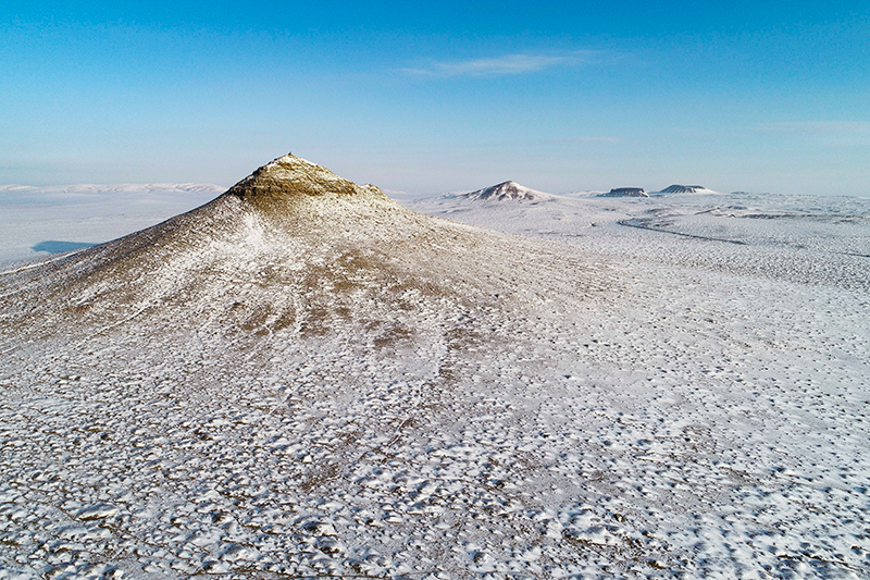 察哈尔火山群雪景如画