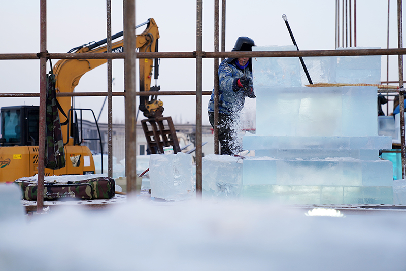 哈尔滨冰雪大世界“冰建筑”施工忙