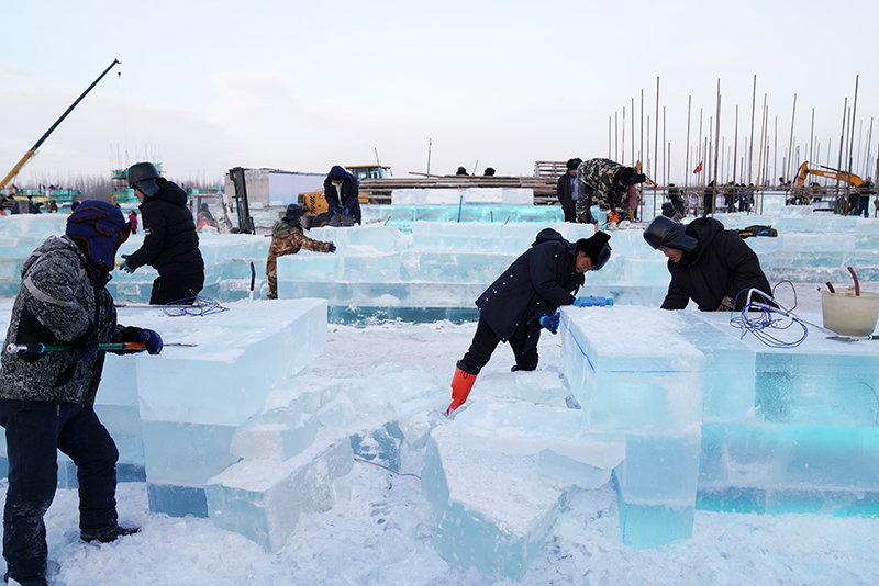 哈尔滨冰雪大世界“冰建筑”施工忙